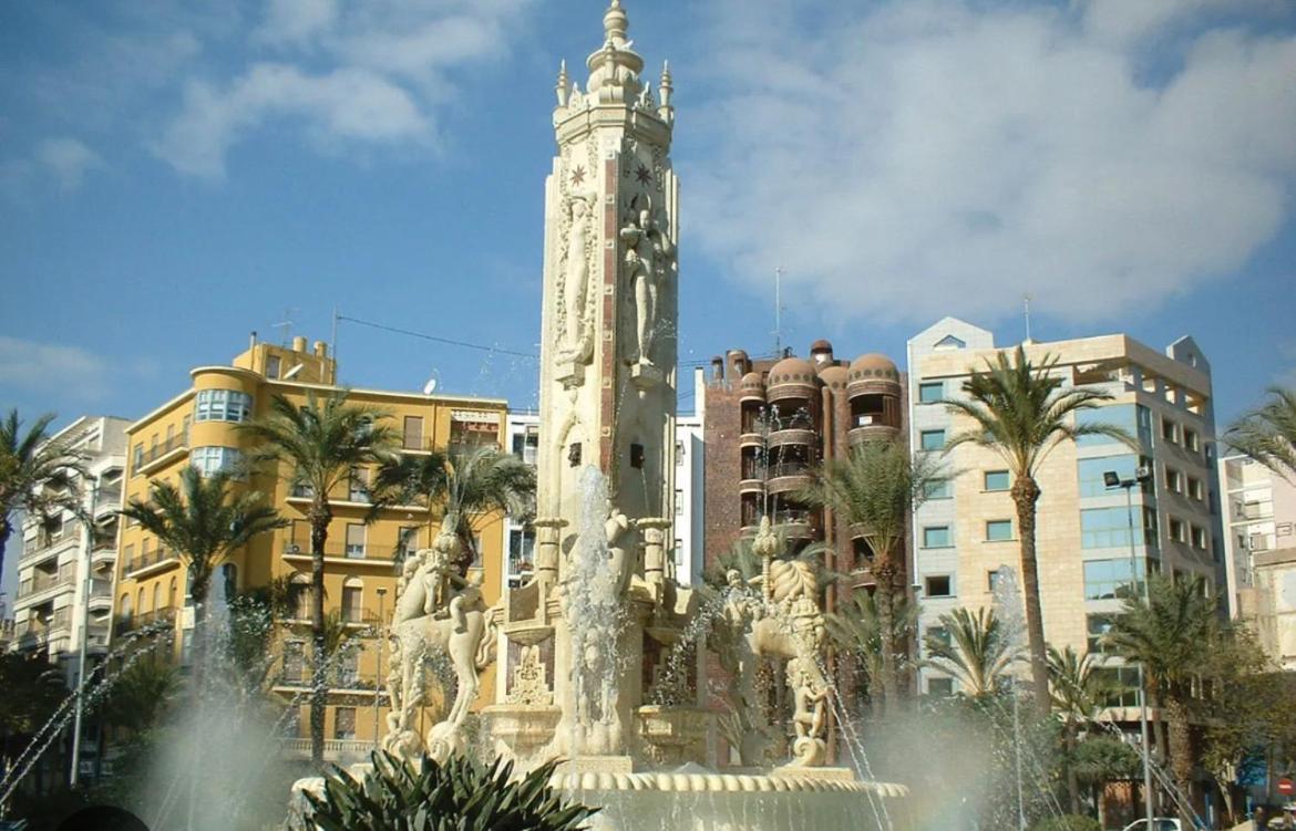 Centrally-Located, Spacious Flat At Historic Centre & Short Walk To Beach Alicante Bagian luar foto