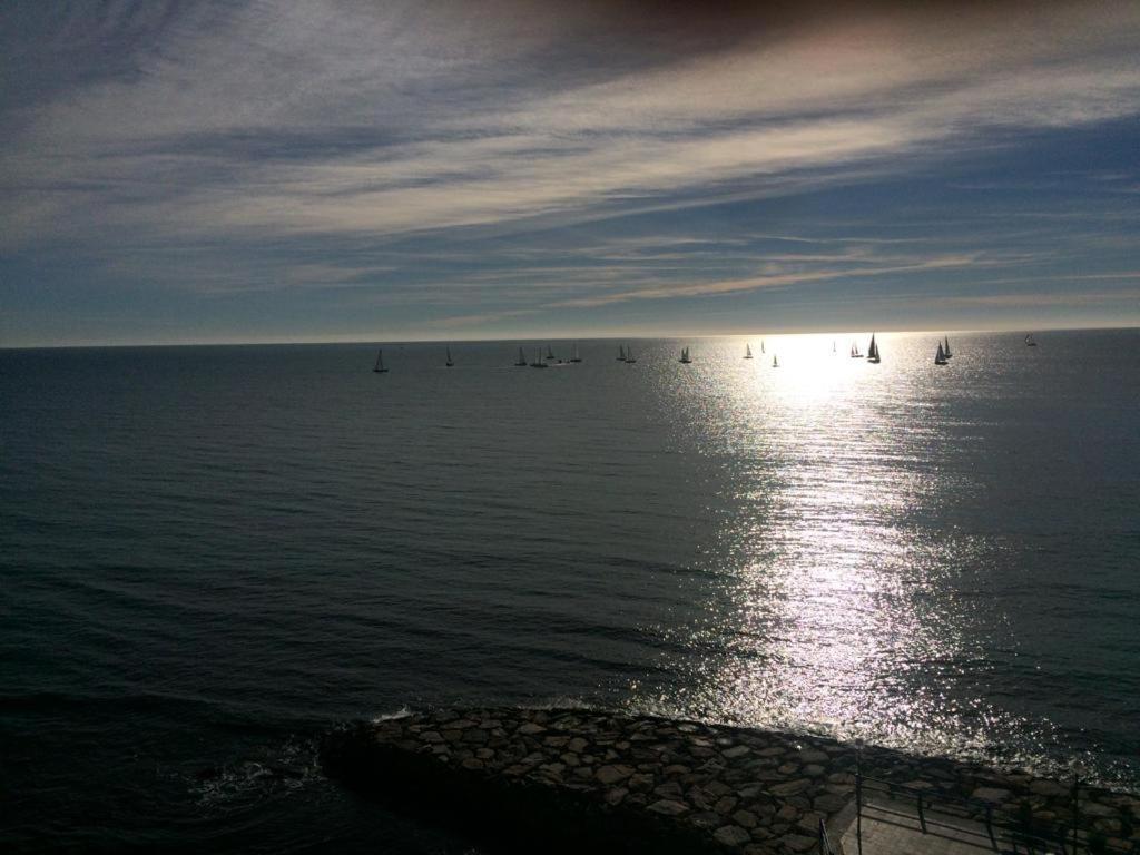 Centrally-Located, Spacious Flat At Historic Centre & Short Walk To Beach Alicante Bagian luar foto