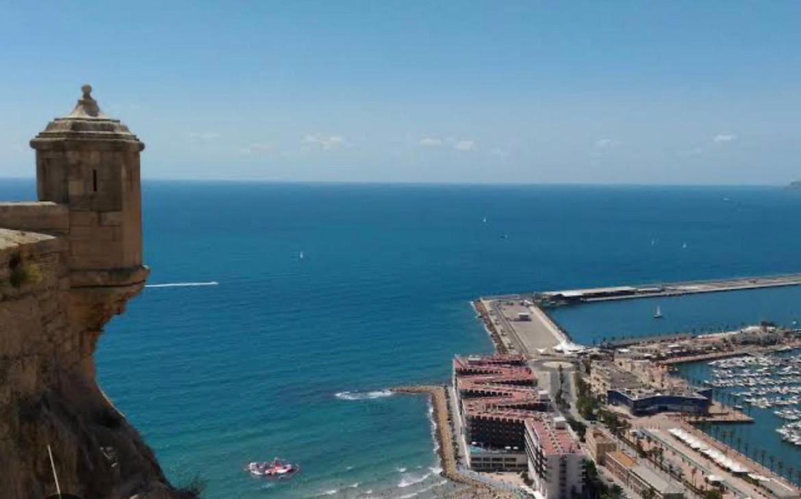 Centrally-Located, Spacious Flat At Historic Centre & Short Walk To Beach Alicante Bagian luar foto
