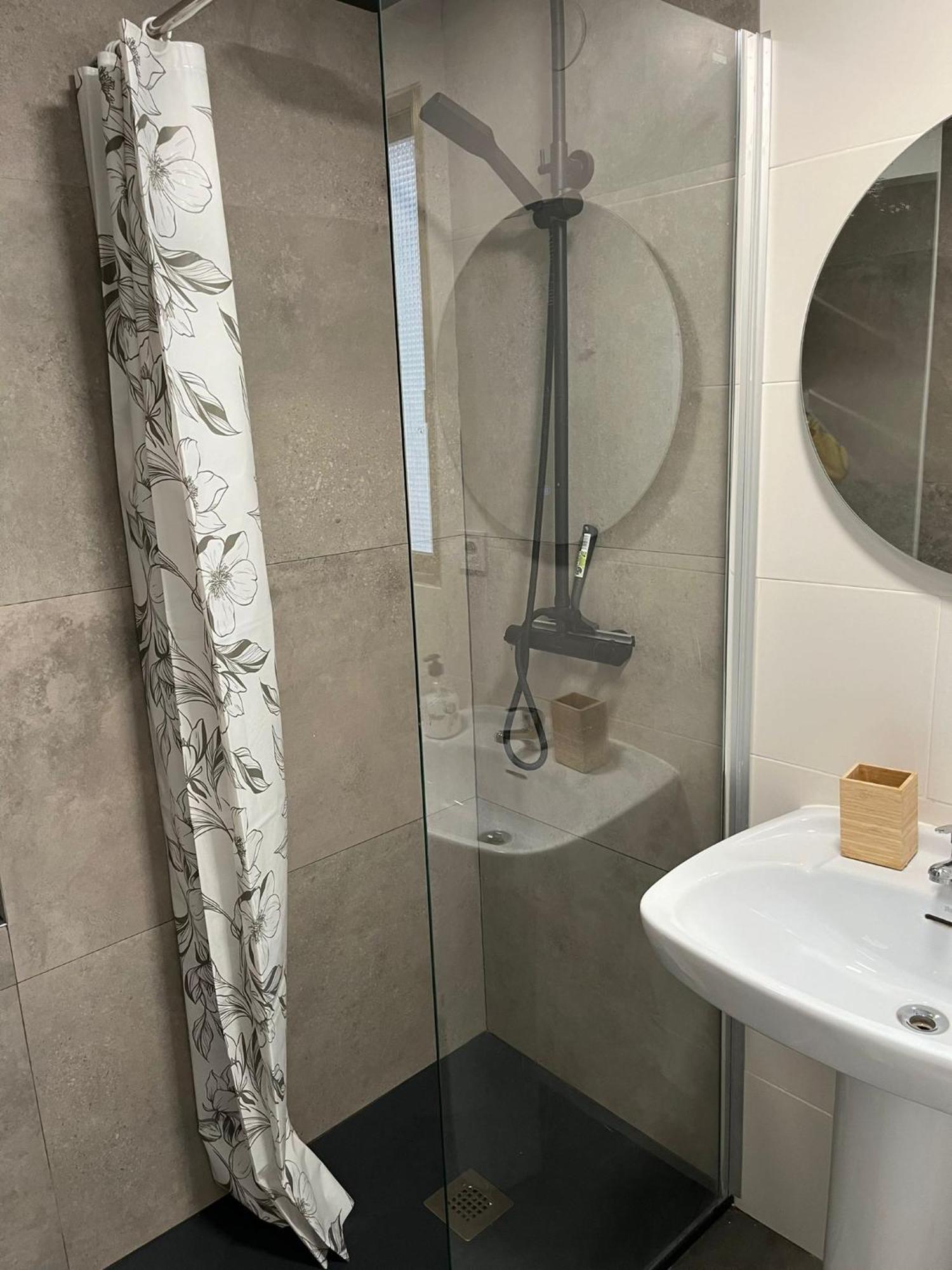 Centrally-Located, Spacious Flat At Historic Centre & Short Walk To Beach Alicante Bagian luar foto