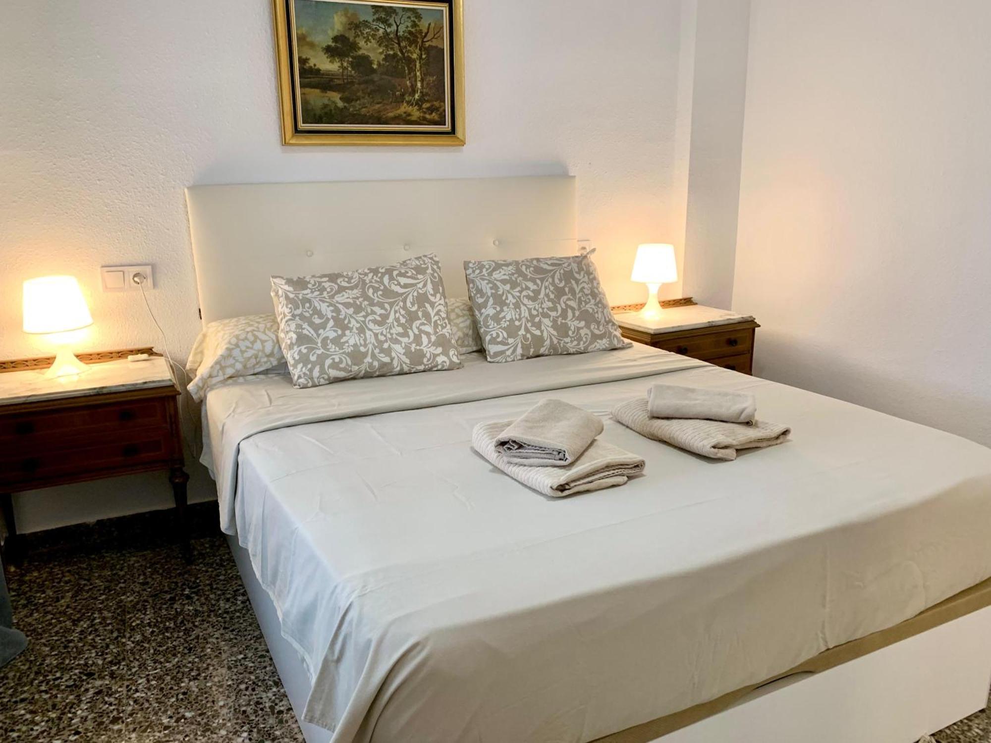 Centrally-Located, Spacious Flat At Historic Centre & Short Walk To Beach Alicante Bagian luar foto