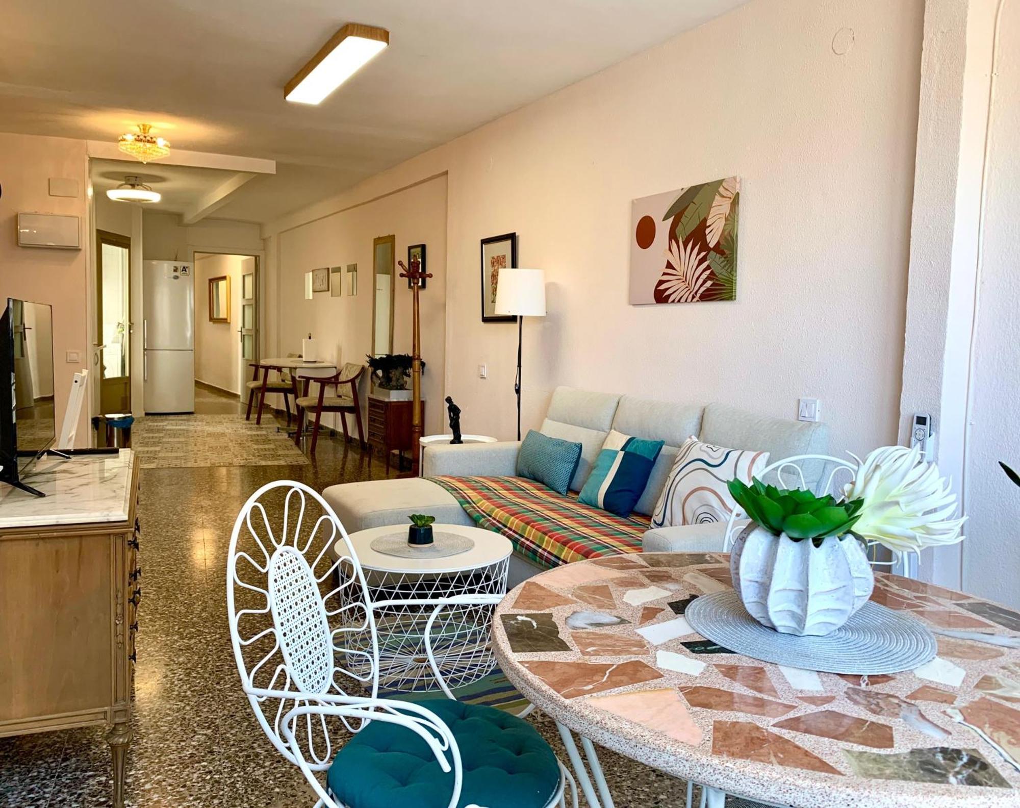 Centrally-Located, Spacious Flat At Historic Centre & Short Walk To Beach Alicante Bagian luar foto
