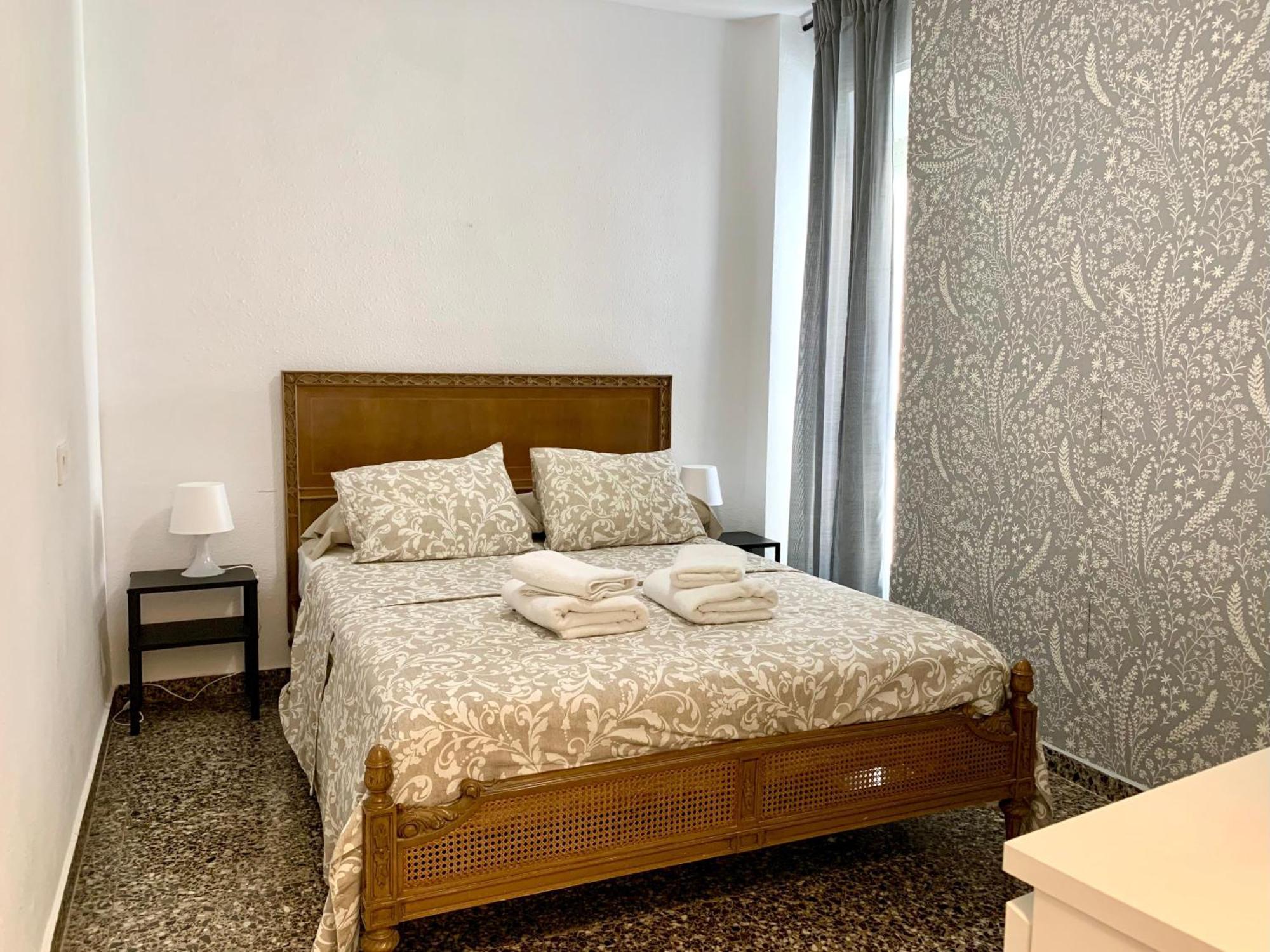 Centrally-Located, Spacious Flat At Historic Centre & Short Walk To Beach Alicante Bagian luar foto