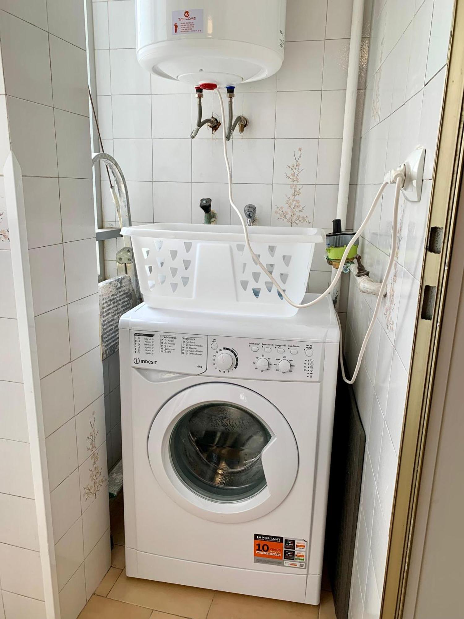 Centrally-Located, Spacious Flat At Historic Centre & Short Walk To Beach Alicante Bagian luar foto