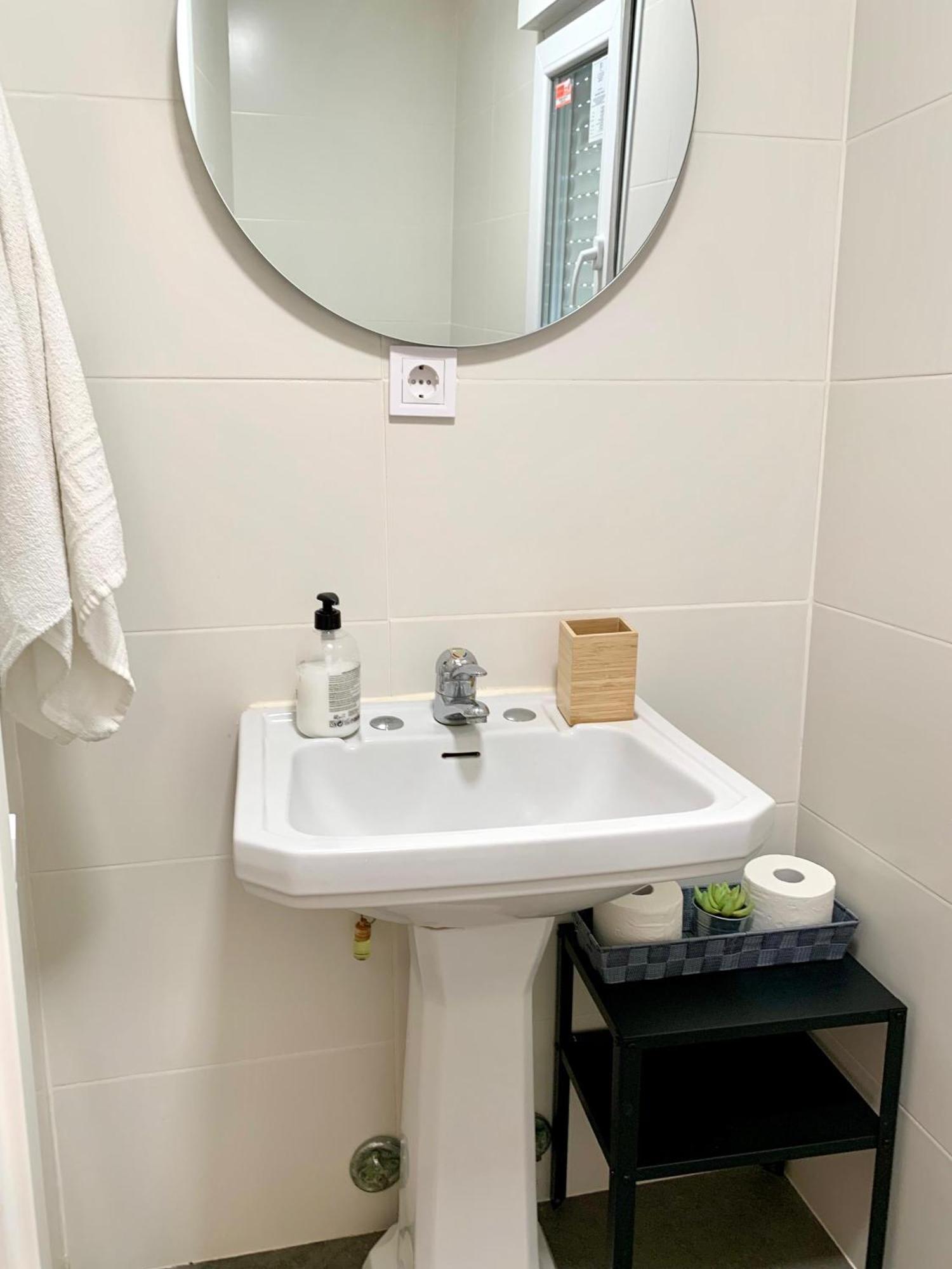 Centrally-Located, Spacious Flat At Historic Centre & Short Walk To Beach Alicante Bagian luar foto
