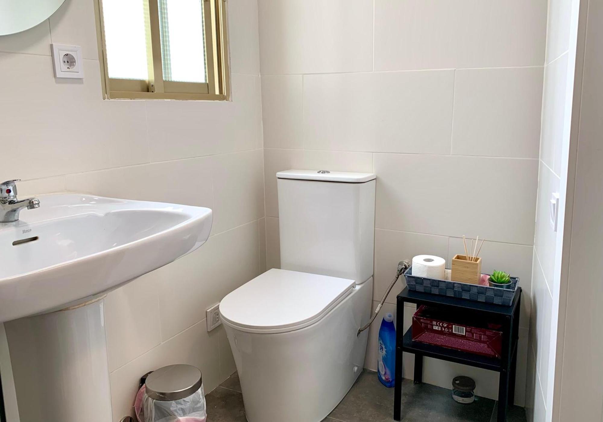 Centrally-Located, Spacious Flat At Historic Centre & Short Walk To Beach Alicante Bagian luar foto