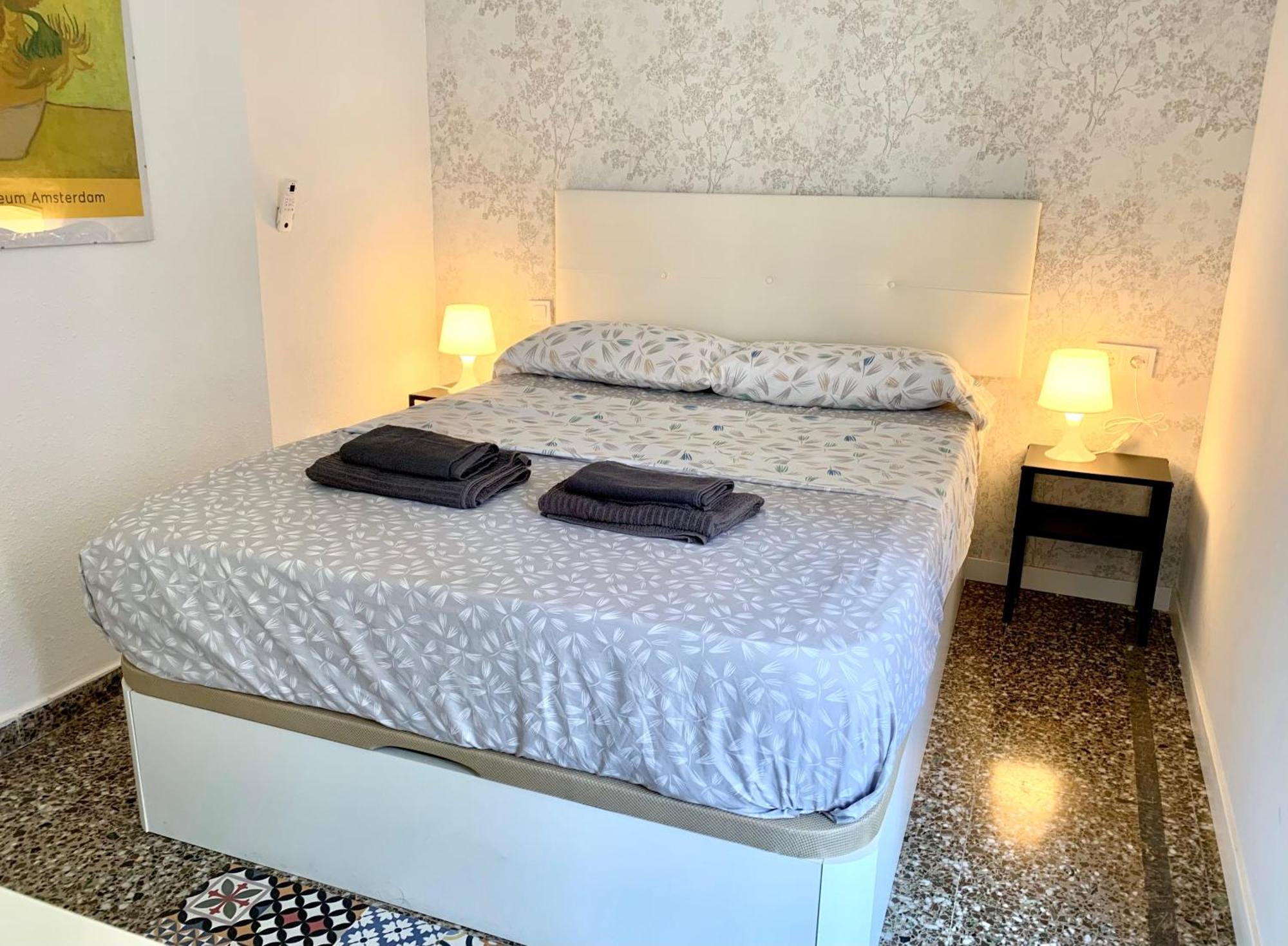 Centrally-Located, Spacious Flat At Historic Centre & Short Walk To Beach Alicante Bagian luar foto