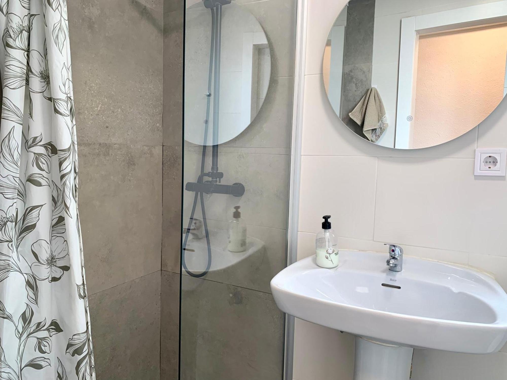 Centrally-Located, Spacious Flat At Historic Centre & Short Walk To Beach Alicante Bagian luar foto