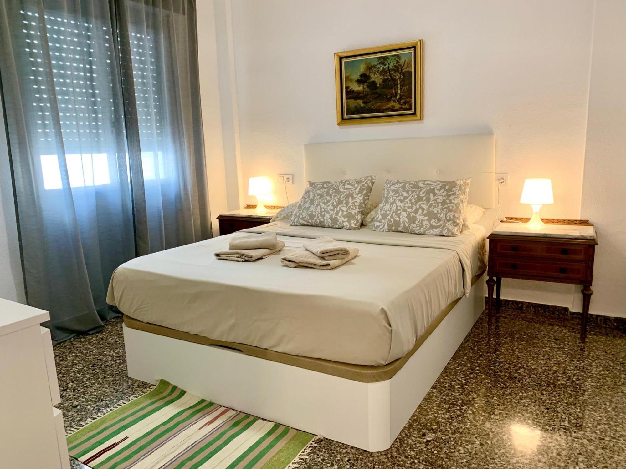 Centrally-Located, Spacious Flat At Historic Centre & Short Walk To Beach Alicante Bagian luar foto