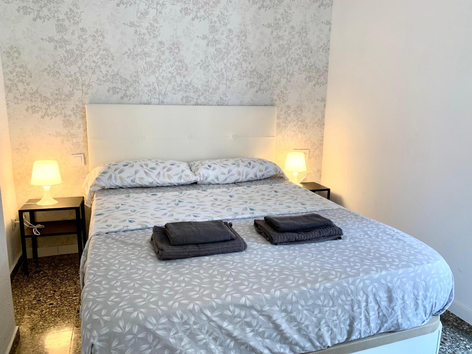 Centrally-Located, Spacious Flat At Historic Centre & Short Walk To Beach Alicante Bagian luar foto