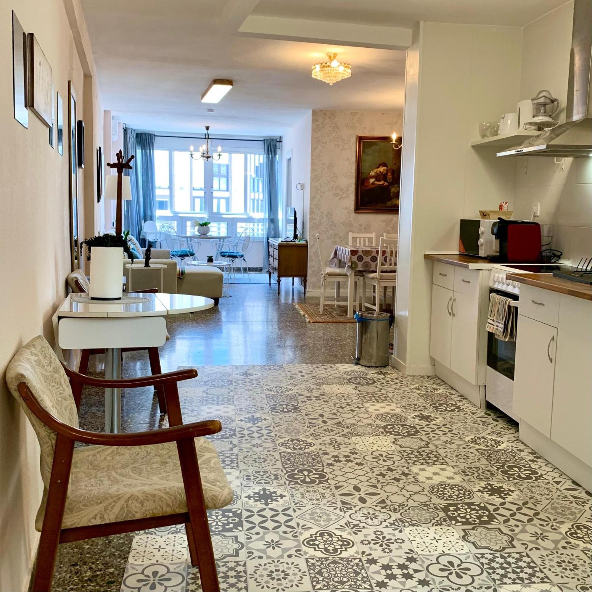 Centrally-Located, Spacious Flat At Historic Centre & Short Walk To Beach Alicante Bagian luar foto